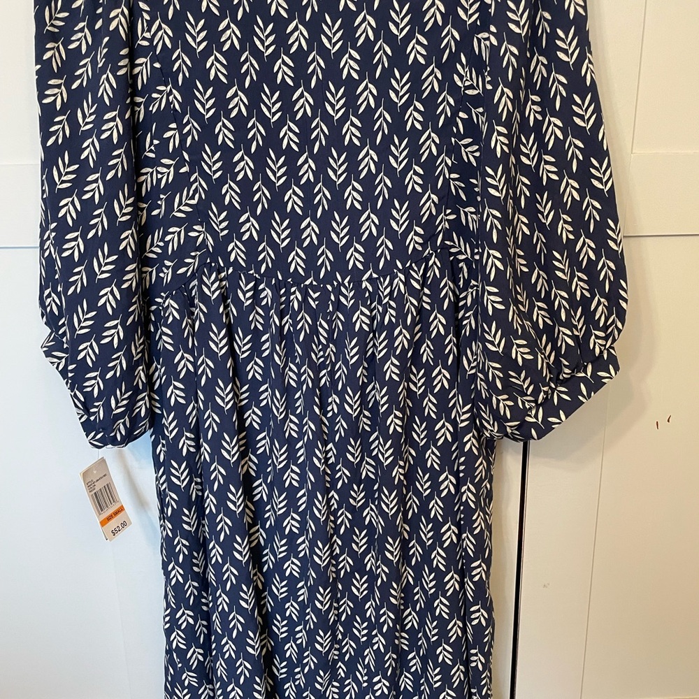 Elegant Blue and White Patterned Midi Dress - Picture 8 of 13